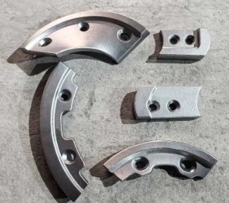 Những thay đổi nào xảy ra trong cấu trúc vi mô của Vật đúc chống mài mòn trong điều kiện nhiệt độ và áp suất cao?